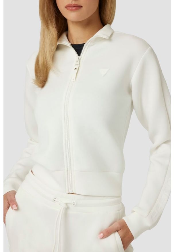 Guess - GUESS Biała bluza damska z lampasami New Allie Scuba. Kolor: biały. Materiał: materiał