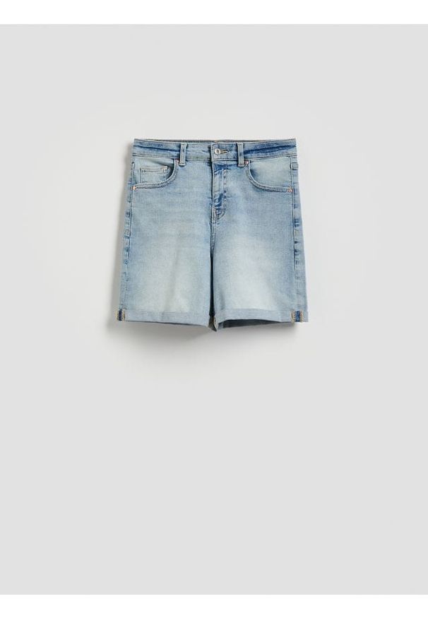 Reserved - Jeansowe szorty z podwiniętą nogawką - niebieski. Kolor: niebieski. Materiał: jeans
