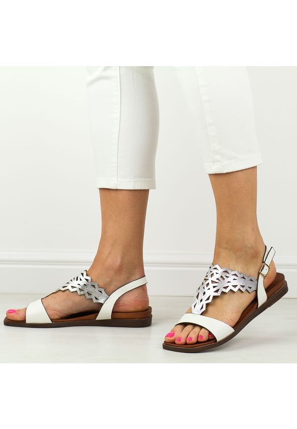 Białe płaskie sandały damskie Sergio Leone Sk070H. Zapięcie: sprzączka. Kolor: biały. Materiał: skóra. Sezon: wiosna, lato. Styl: klasyczny, elegancki