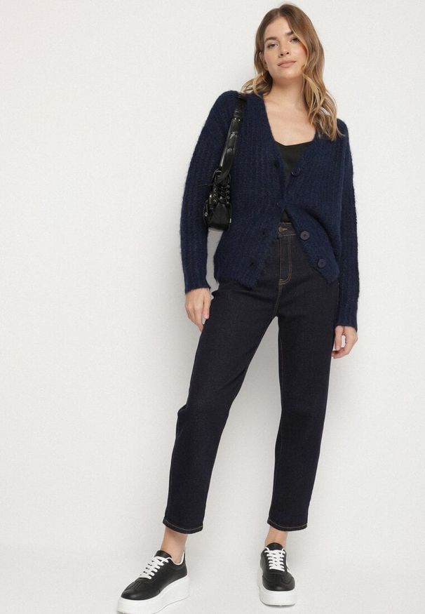 Born2be - Granatowe Klasyczne Jeansy o Kroju Mom Fit Amartia. Okazja: na co dzień. Kolor: niebieski. Styl: klasyczny