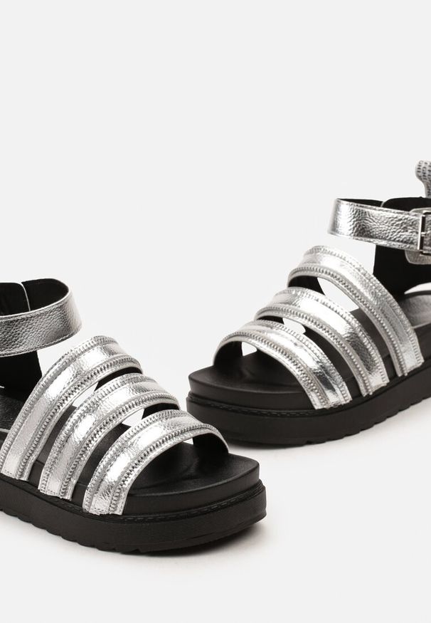 Renee - Srebrne Sandały Gladiatorki Ozdobione Suwakami na Paskach Zapinane na Sprzączkę Xerria. Nosek buta: otwarty. Zapięcie: pasek. Kolor: srebrny. Materiał: guma. Wzór: aplikacja. Sezon: lato. Obcas: na obcasie. Wysokość obcasa: niski