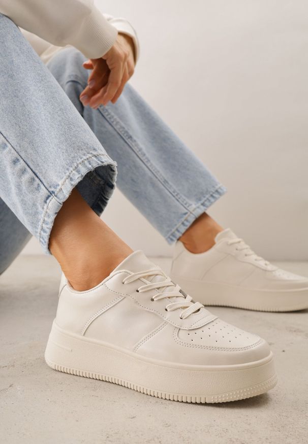 Born2be - Beżowe Sneakersy na Platfromie z Bieżnikiem i Perforacją Artie. Kolor: beżowy. Materiał: skóra. Sezon: wiosna, jesień. Obcas: na platformie