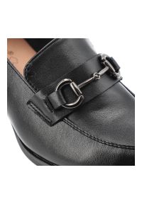 Półbuty damskie Vinceza, cholewka ze skóry naturalnej licowej wsuwany fason z ozdobnym paskiem i metalową klamrą, czarne, 18116. Okazja: do pracy, na co dzień, na spotkanie biznesowe. Zapięcie: klamry. Kolor: czarny. Szerokość cholewki: normalna. Wzór: aplikacja, geometria. Materiał: skóra. Obcas: na obcasie. Styl: elegancki, biznesowy, casual. Wysokość obcasa: średni #4