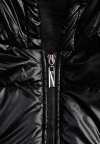 Born2be - Czarna Długa Kamizelka z Kapturem Ozdobiona Imitacją Kieszeni Mavaria. Typ kołnierza: kaptur. Kolor: czarny. Materiał: jeans. Długość: długie. Wzór: aplikacja. Sezon: wiosna, jesień. Styl: elegancki, sportowy, klasyczny #5