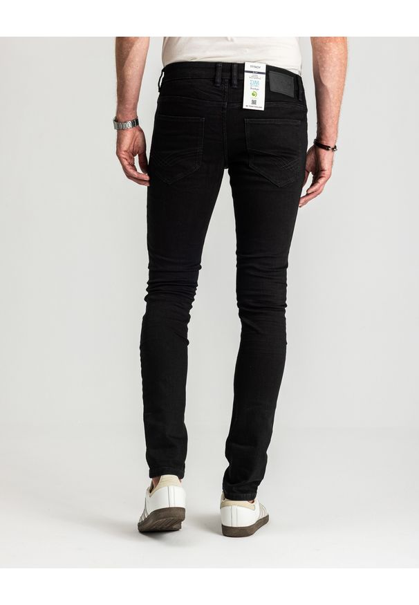 Męskie Spodnie Jeansowe Tom Tailor Troy Czarne Slim Fit 1021160 10270. Okazja: na co dzień, na randkę, na spotkanie biznesowe. Kolor: czarny. Wzór: gładki. Styl: biznesowy, klasyczny, casual, elegancki