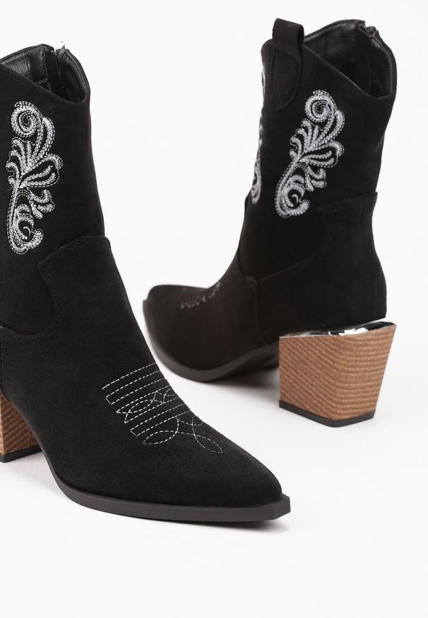 Renee - Czarne Botki w Stylu Kowbojek Vices na Stożku Ozdobione Haftem Xalfedi. Kolor: czarny. Materiał: jeans. Wzór: aplikacja, haft. Obcas: na stożku. Styl: elegancki. Wysokość obcasa: średni