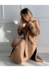 SANDRA STACHURA - Brązowy płaszcz z wełny dziewiczej. Kolor: brązowy. Materiał: wełna. Wzór: aplikacja