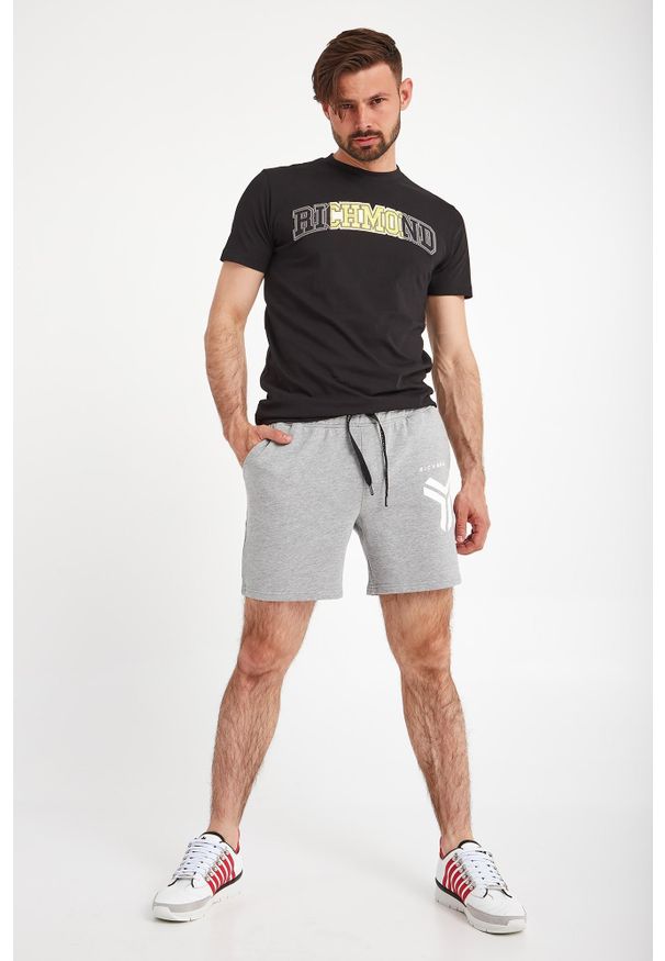 John Richmond Sport - T-SHIRT GARLAKO JOHN RICHMOND SPORT. Długość rękawa: krótki rękaw. Długość: krótkie. Wzór: nadruk. Styl: sportowy