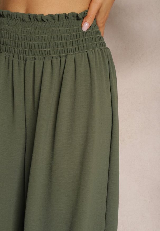 Renee - Ciemnozielone Spodnie High Waist z Szerokimi Nogawkami i Gumką w Pasie Risabessa. Okazja: na co dzień. Stan: podwyższony. Kolor: zielony. Styl: elegancki, casual