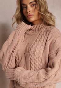 Renee - Ciemnoróżowy Długi Sweter o Luźnym Kroju z Warkoczykowym Splotem Penerria. Kolor: różowy. Długość: długie. Wzór: ze splotem #5