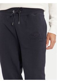 GANT - Gant Spodnie dresowe Tonal Shield 2039023 Granatowy Regular Fit. Kolor: niebieski. Materiał: bawełna