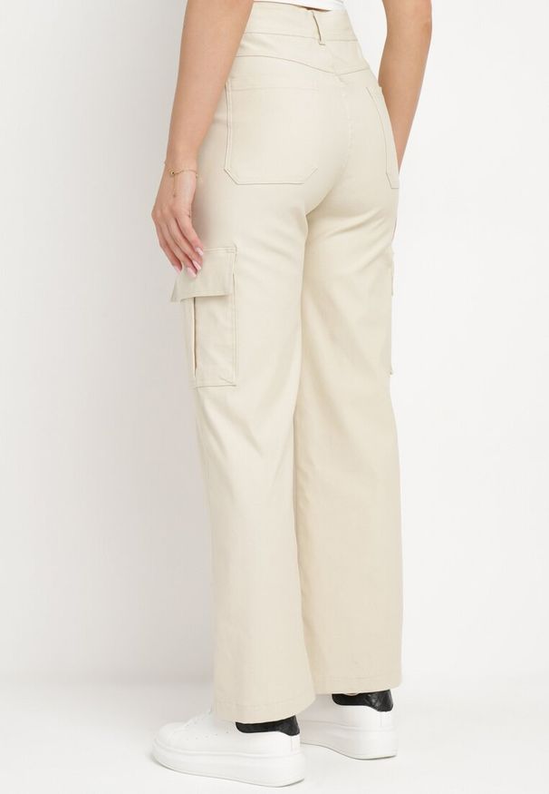 Born2be - Jasnobeżowe Spodnie Szerokie z Kieszeniami na Klapy Allepinea. Okazja: na co dzień. Stan: podwyższony. Kolor: beżowy. Styl: casual, elegancki, klasyczny
