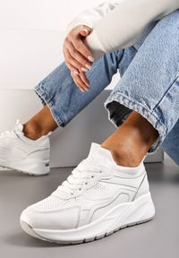 Renee - Białe Sznurowane Sneakersy na Grubej Podeszwie z Błyszczącymi Wstawkami Nithirela. Okazja: na co dzień. Kolor: biały. Szerokość cholewki: normalna #1