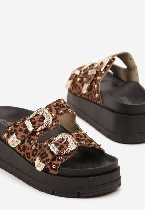 Renee - Panterkowe Klapki na Platformie z Ozdobnymi Sprzączkami i Nitami Kosanea. Okazja: na co dzień, na spacer. Materiał: jeans, jedwab. Obcas: na platformie. Styl: elegancki, casual