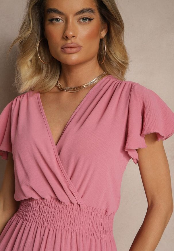 Renee - Różowa Kopertowa Sukienka o Rozkloszowanym Fasonie z Gumką w Talii Reivione. Okazja: na co dzień. Typ kołnierza: dekolt w serek. Kolor: różowy. Materiał: materiał. Typ sukienki: kopertowe. Styl: casual, klasyczny