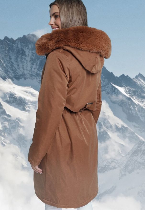 Born2be - Jasnobrązowa Kurtka Typu Parka z Kapturem i Odpinanym Kołnierzem Ściągana w Talii Semithira. Okazja: na spacer, na co dzień. Typ kołnierza: kaptur. Kolor: brązowy. Materiał: dzianina. Długość: długie. Wzór: aplikacja. Styl: klasyczny, casual, elegancki