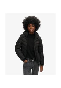 Superdry - Kurtka pikowana z kapturem z mikrofibry SUPERDRY.. Typ kołnierza: kaptur. Kolor: czarny. Materiał: mikrofibra. Długość rękawa: długi rękaw. Styl: elegancki #1