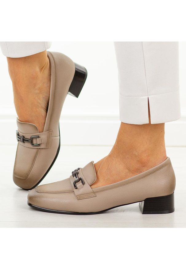 Beżowe skórzane półbuty damskie na obcasie Vinceza 39978. Okazja: na co dzień, na spotkanie biznesowe. Kolor: beżowy. Szerokość cholewki: normalna. Wzór: aplikacja. Materiał: skóra. Sezon: wiosna, jesień. Obcas: na obcasie. Styl: casual, biznesowy, elegancki, klasyczny. Wysokość obcasa: średni