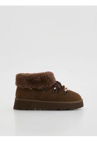Reserved - Zamszowe śniegowce z wiązaniem - ciemnobrązowy. Kolor: brązowy. Materiał: zamsz #1