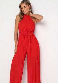 Born2be - Czerwony Taliowany Kombinezon z Dekoltem Typu Halter z Gumką w Pasie i Materiałowym Paskiem Xolefia. Okazja: na imprezę, na co dzień. Kolor: czerwony. Materiał: materiał. Styl: casual, elegancki #5