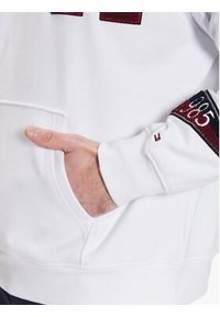 TOMMY HILFIGER - Tommy Hilfiger Bluza Multi Badge Icon MW0MW30029 Biały Regular Fit. Kolor: biały. Materiał: bawełna #4
