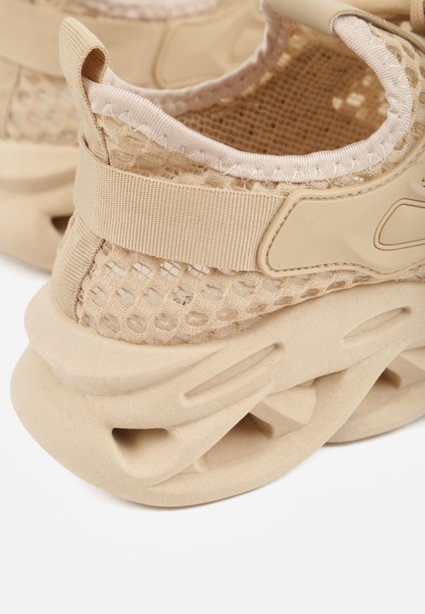 Born2be - Ciemnobeżowe Siateczkowe Buty Sportowe Sneakersy na Grubej Tłoczonej Podeszwie Telarienna. Nosek buta: okrągły. Kolor: beżowy. Materiał: skóra, materiał. Sezon: lato. Obcas: na obcasie. Wysokość obcasa: niski