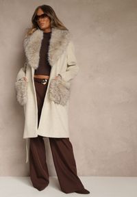 Renee - Beżowy Płaszcz z Futrzanym Kołnierzem Kieszeniami i Wiązanym Paskiem Perria. Okazja: na co dzień. Kolor: beżowy. Materiał: futro. Styl: casual, elegancki #2