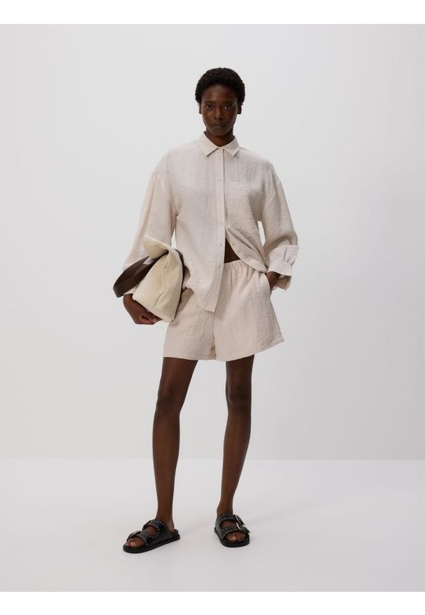 Reserved - Szorty z wiskozą - beżowy. Kolor: beżowy. Materiał: wiskoza