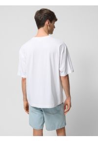 outhorn - T-shirt oversize z nadrukiem męski - biały. Okazja: na plażę. Kolor: biały. Materiał: dzianina, materiał, bawełna. Wzór: nadruk. Styl: wakacyjny #2