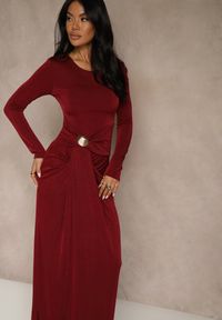 Renee - Bordowa Marszczona Sukienka Koktajlowa Zdobiona Aplikacją w Talii Siweda. Kolor: czerwony. Materiał: lakier, futro. Wzór: aplikacja. Styl: wizytowy #3