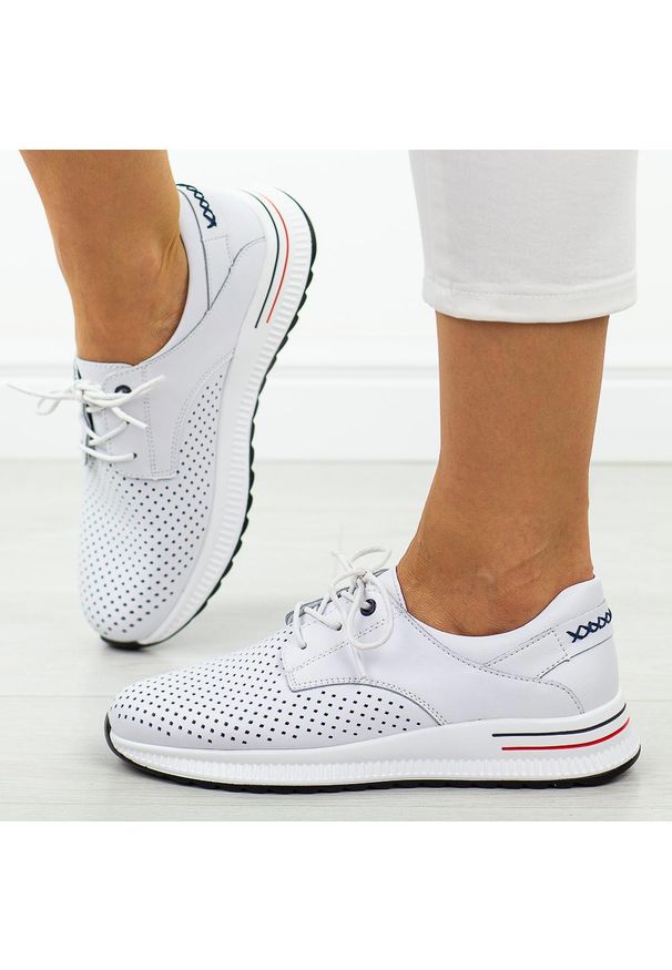 Białe skórzane półbuty damskie Filippo Dp6022/26. Okazja: na spacer, na co dzień. Kolor: biały. Materiał: skóra. Szerokość cholewki: normalna. Wzór: ażurowy. Sezon: wiosna, jesień, lato. Styl: casual, elegancki