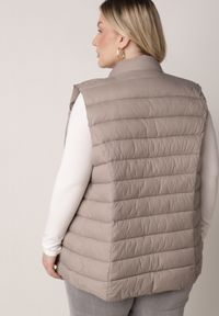 Born2be - Beżowa Pikowana Kamizelka Przejściowa ze Stójką Edanwen. Typ kołnierza: kołnierzyk stójkowy. Kolekcja: plus size. Kolor: beżowy. Materiał: jeans, nylon. Styl: klasyczny #6