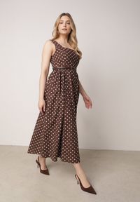 Born2be - Brązowa Bawełniano-Wiskozowa Sukienka Retro w Groszki o Rozkloszowanym Kroju Eviphaia. Okazja: na co dzień. Typ kołnierza: dekolt kwadratowy. Kolor: brązowy. Wzór: grochy. Typ sukienki: rozkloszowane, proste. Materiał: wiskoza, bawełna. Długość rękawa: bez rękawów. Sezon: lato. Styl: retro #1