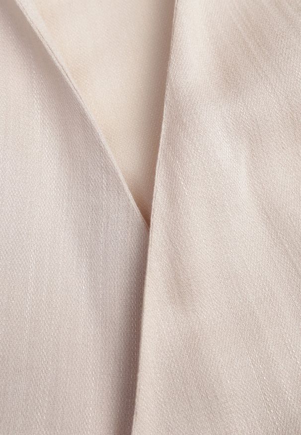 Born2be - Beżowa Kopertowa Bluzka z Wiskozy Ozdobiona Wiązaniem Velanitte. Okazja: na co dzień. Kolor: beżowy. Materiał: wiskoza. Wzór: aplikacja. Styl: casual, elegancki, wizytowy