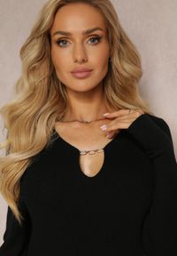 Renee - Czarna Sweterkowa Sukienka Midi z Metalową Ozdobą Xolino. Kolor: czarny. Materiał: tkanina, dzianina. Wzór: aplikacja. Styl: klasyczny. Długość: midi