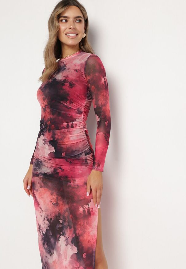 Born2be - Fuksjowa Sukienka o Dopasowanym Fasonie Bodycon z Rozcięciem i Marmurkowym Wzorem Urientia. Kolor: różowy. Długość rękawa: długi rękaw. Typ sukienki: bodycon. Styl: elegancki