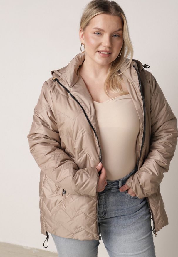 Born2be - Ciemnobeżowa Przejściowa Pikowana Kurtka z Odpinanym Kapturem Nevistta. Okazja: na spacer, na co dzień, do pracy. Kolekcja: plus size. Kolor: beżowy. Materiał: poliester, jeans. Styl: casual, elegancki