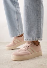 Renee - Różowe Sneakersy na Platformie w Stylu Tenisówek Ozdobione Paskami Ladia. Okazja: na co dzień. Zapięcie: pasek. Kolor: różowy. Materiał: jeans. Wzór: aplikacja. Sezon: wiosna. Obcas: na platformie #4