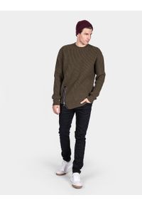 Les Hommes Sweter | LJK106-656U | Round Neck Sweater With Asymetric Zip | Mężczyzna | Khaki. Okazja: na co dzień. Kolor: brązowy. Materiał: wełna. Wzór: aplikacja. Styl: casual #1
