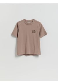 Reserved - Bawełniany t-shirt z nadrukiem - brązowy. Kolor: brązowy. Materiał: bawełna. Wzór: nadruk