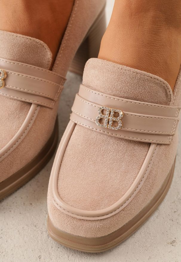 Born2be - Beżowe Półbuty na Słupku z Ozdobną Klamerką Vilena. Kolor: beżowy. Obcas: na słupku