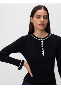 Reserved - Sweter w prążek - czarny. Kolor: czarny. Materiał: wiskoza, dzianina, prążkowany. Wzór: prążki