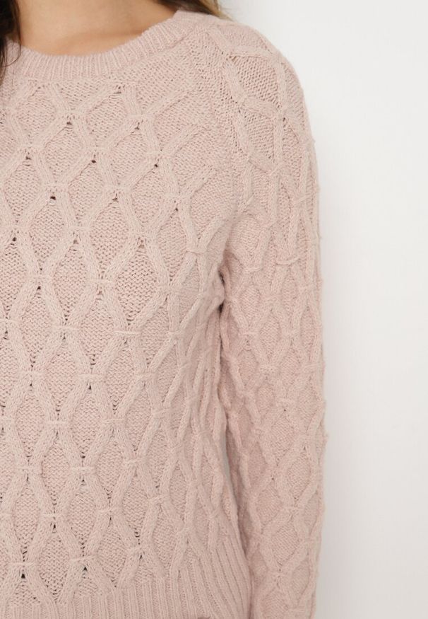 Born2be - Jasnoróżowy Sweter z Ozdobnym Splotem z Paskiem i Klamrą Riean. Okazja: na co dzień. Kolor: różowy. Materiał: jeans. Długość rękawa: długi rękaw. Długość: długie. Wzór: ze splotem. Styl: klasyczny, casual