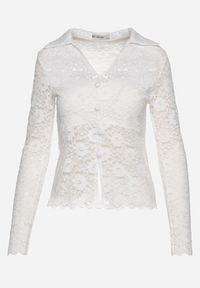 Born2be - Biała Koronkowa Bluzka Koszula z Guzikami Tiamasol. Kolor: biały. Materiał: koronka