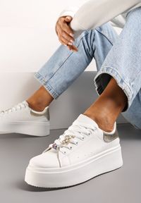 Born2be - Biało-Złote Sneakersy na Platformie z Biżuteryjnymi Aplikacjami na Sznurówkach Noonia. Nosek buta: okrągły. Zapięcie: sznurówki. Kolor: biały. Wzór: aplikacja. Obcas: na platformie. Wysokość obcasa: niski #4