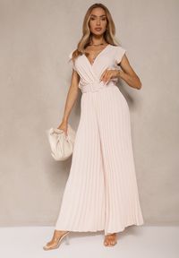 Renee - Beżowy Kopertowy Kombinezon Wide Leg Zdobiony Plisami i Paskiem z Klamrą Salirella. Okazja: na co dzień. Kolor: beżowy. Wzór: aplikacja. Styl: elegancki, casual #4