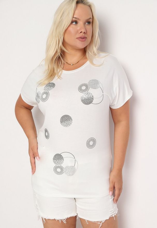 Born2be - Biały T-shirt z Bawełny Wykończony Cyrkoniami Krissianne. Okazja: na co dzień, do pracy. Kolor: biały. Materiał: bawełna. Wzór: aplikacja, geometria. Styl: elegancki, casual