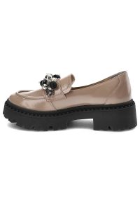 Beżowe Półbuty Armodo Modne Buty Damskie. Okazja: na co dzień. Kolor: beżowy. Materiał: lakier, skóra. Wzór: aplikacja. Styl: casual, elegancki #5