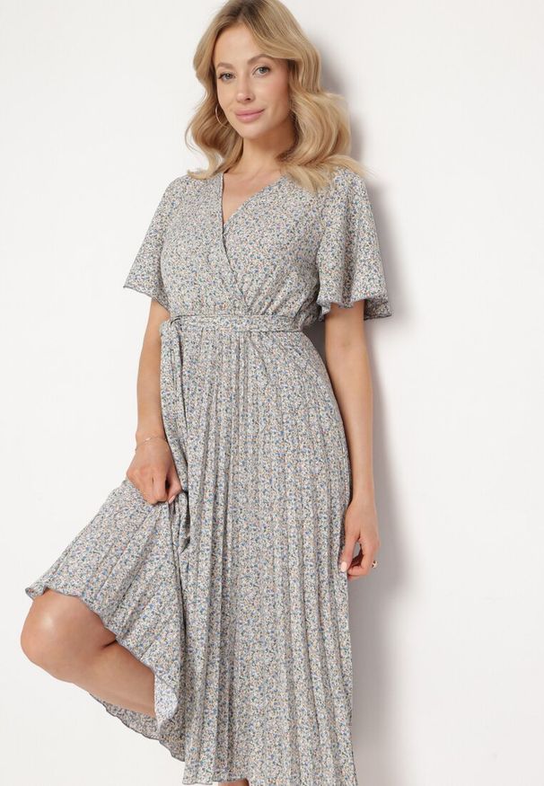 Born2be - Niebieska Rozkloszowana Sukienka z Gumką w Pasie i Materiałowym Paskiem Prissa. Okazja: na co dzień. Typ kołnierza: dekolt w kształcie V. Kolor: niebieski. Materiał: materiał. Długość rękawa: krótki rękaw. Styl: casual, elegancki