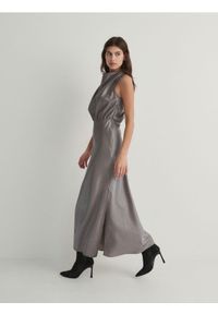 Reserved - Sukienka z drapowanym dekoltem - srebrny. Kolor: srebrny. Materiał: tkanina, wiskoza. Długość: midi